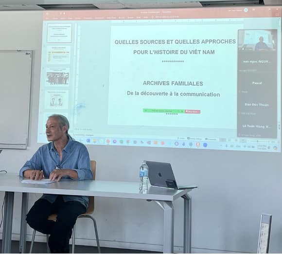 Ông Joël Pham – Sáng lập viên của Website travailleurs indochinois org trình bày báo cáo về lưu trữ gia đình dòng họ từ khám phá đến truyền thông