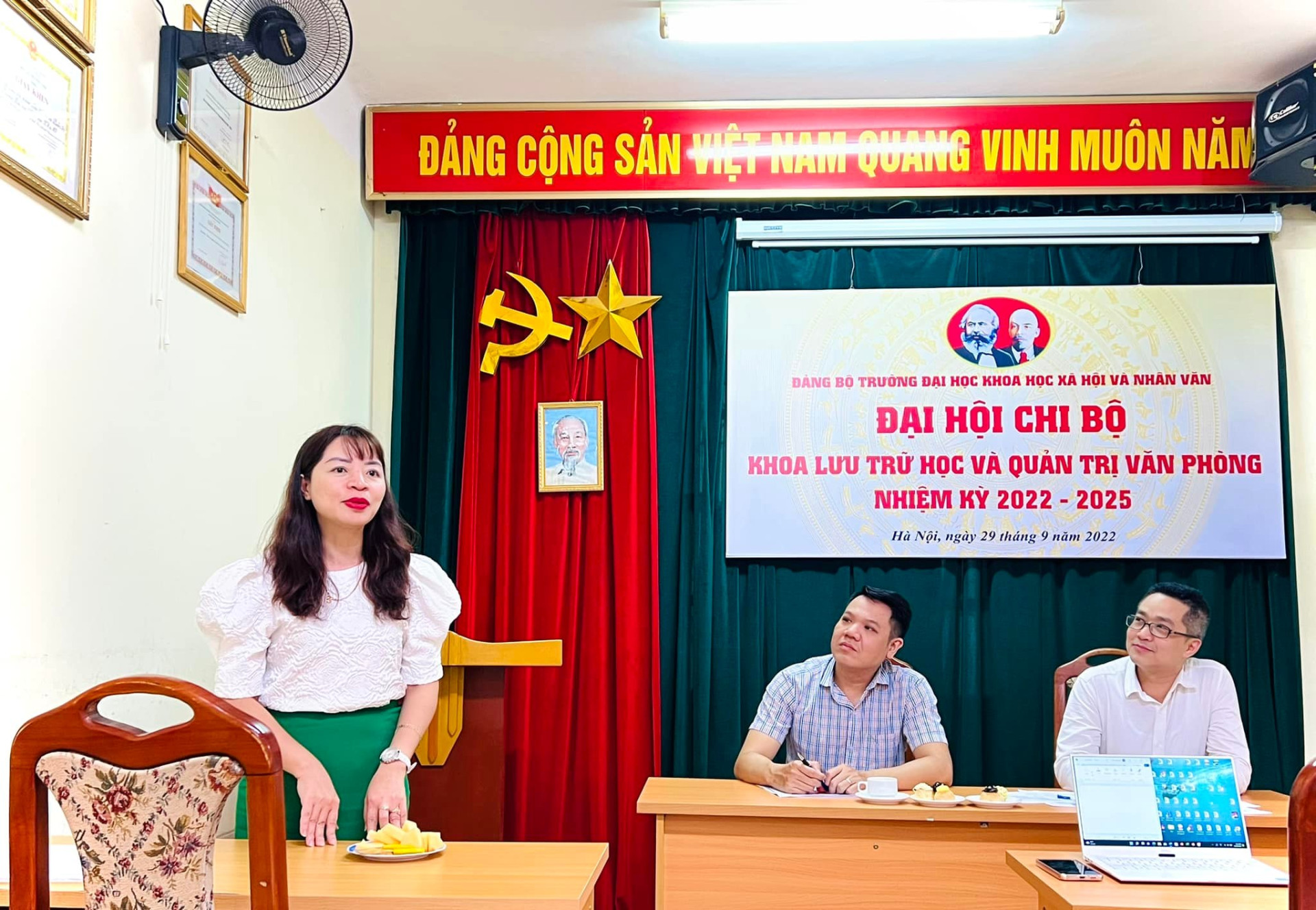 Đồng chí Đặng Thị Thu Hương - Ủy viên Ban Thường vụ Đảng ủy, Phó Hiệu trưởng Nhà trường phát biểu, chỉ đạo Đại hội.