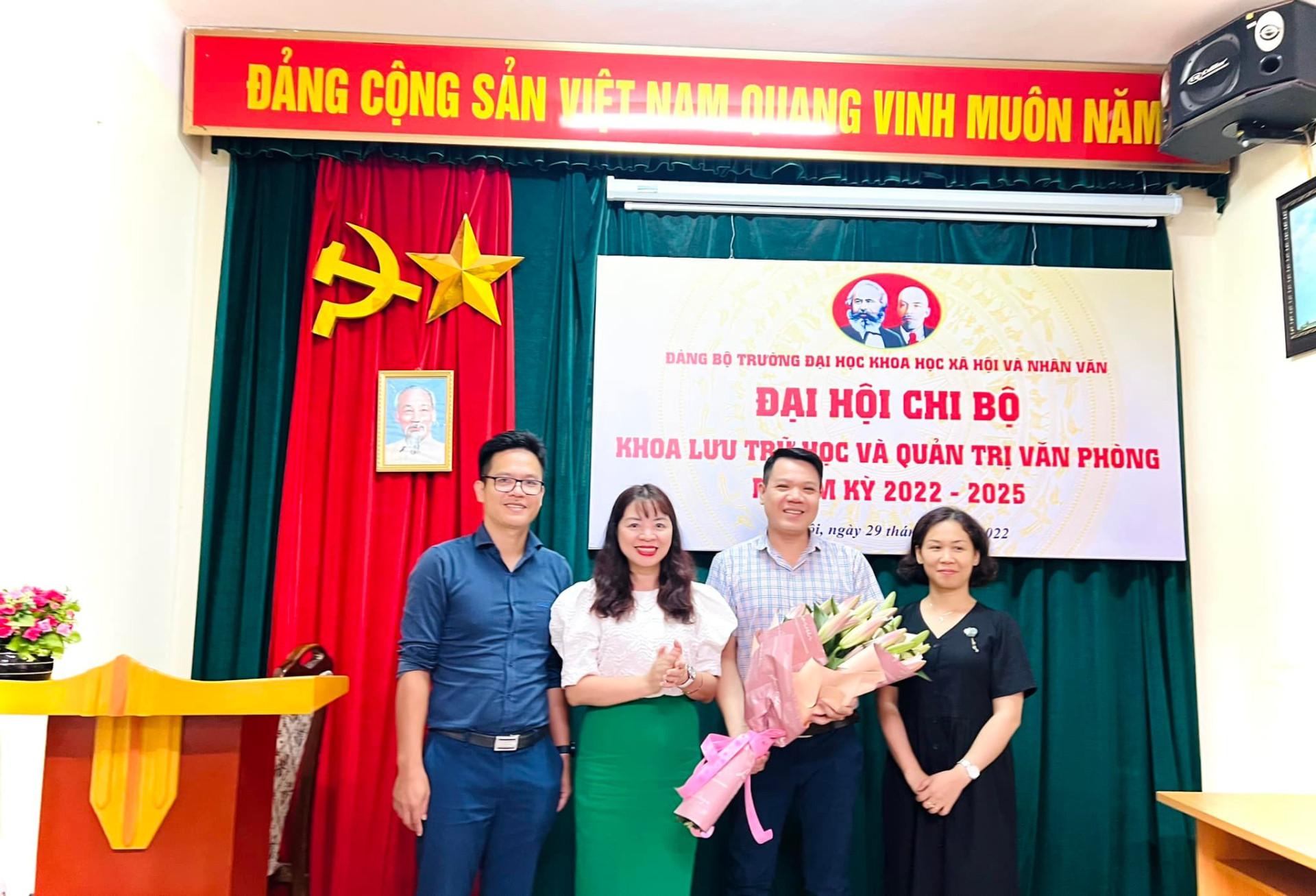 Đồng chí Đặng Thị Thu Hương chúc mừng Ban Chi uỷ nhiệm kỳ 2022-2025.