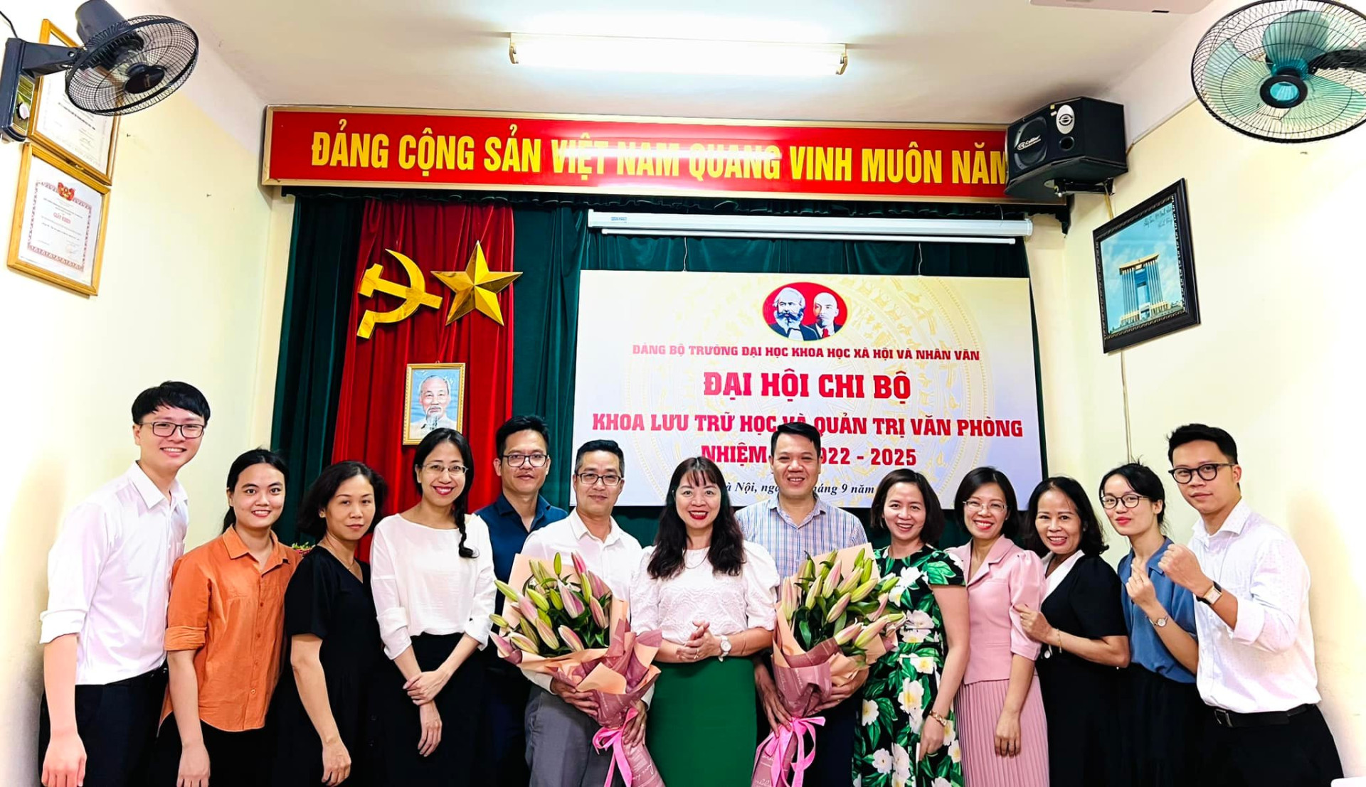 CHI BỘ KHOA LƯU TRỮ HỌC VÀ QUẢN TRỊ VĂN PHÒNG: QUYẾT TÂM THỰC HIỆN THẮNG LỢI NGHỊ QUYẾT ĐẠI HỘI CHI BỘ NHIỆM KỲ 2022 - 2025