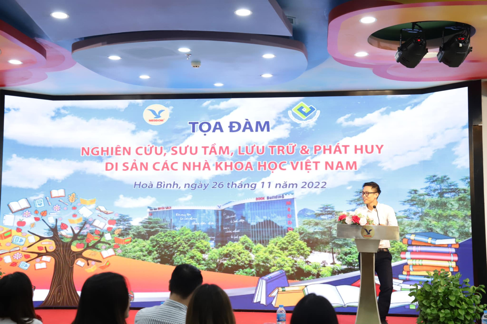 TS Nguyễn Thanh Hóa - Giám đốc điều hành MEDDOM đã chia sẻ với sinh viên và giảng viên