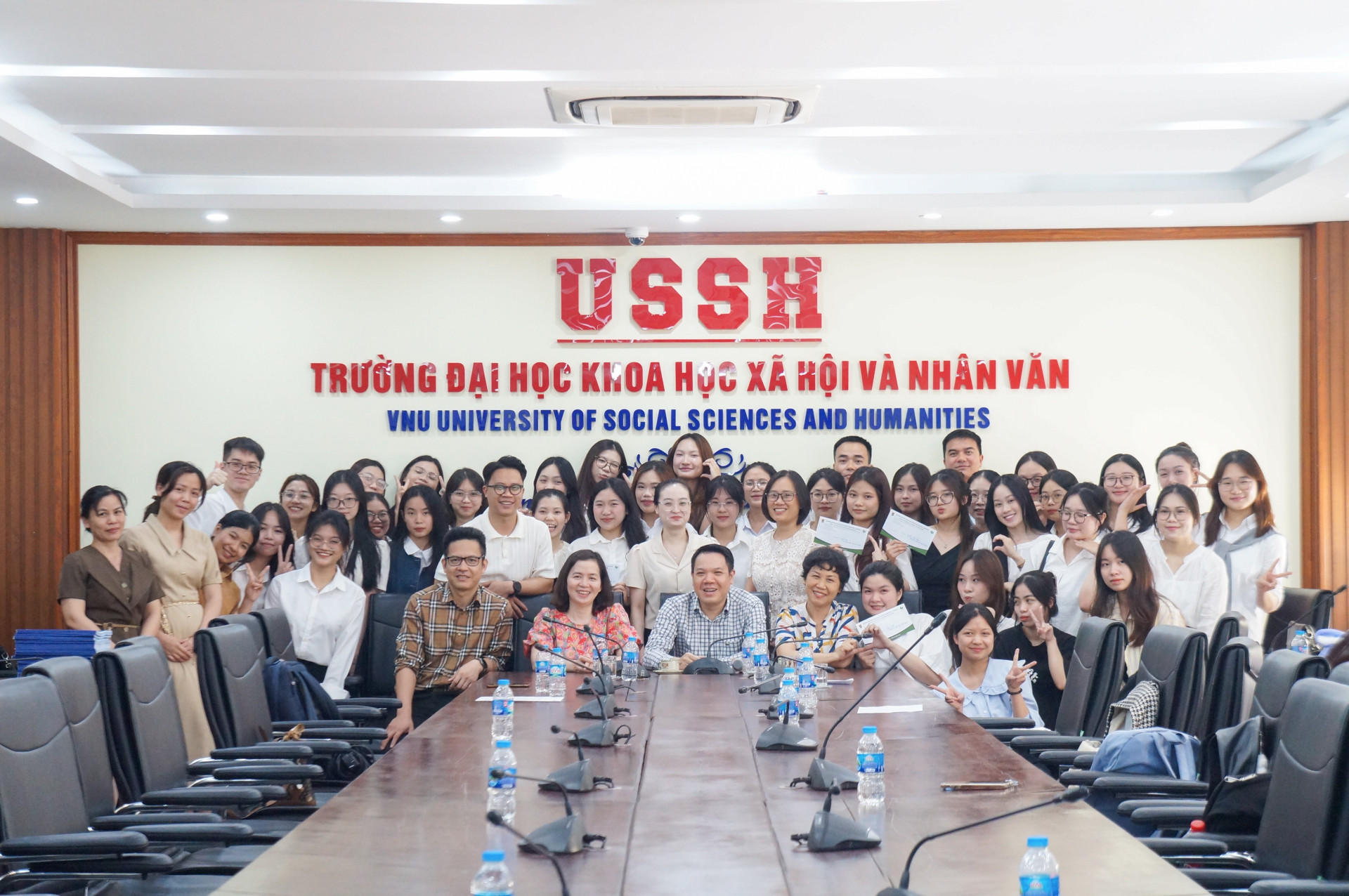 Tập thể Giảng viên, đối tác, sinh viên AOM tham gia Hội nghị NCKH.