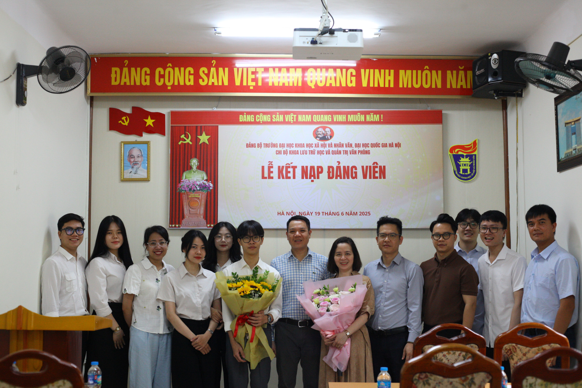 LỄ KẾT NẠP ĐẢNG VIÊN NĂM 2025: DẤU MỐC TRƯỞNG THÀNH CỦA 05 QUẦN CHÚNG ƯU TÚ KHOA LƯU TRỮ HỌC VÀ QUẢN TRỊ VĂN PHÒNG