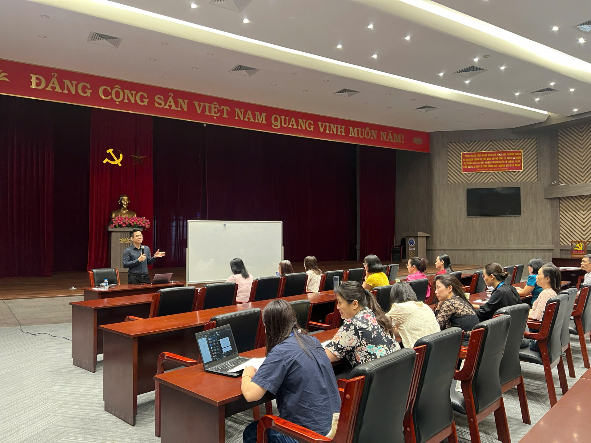 🌟 TỔNG KẾT 3 LỚP BỒI DƯỠNG “NÂNG CAO KỸ NĂNG SOẠN THẢO VÀ BAN HÀNH VĂN BẢN” DÀNH CHO CÁN BỘ TỔNG CÔNG TY QUẢN LÝ BAY VIỆT NAM KHU VỰC PHÍA BẮC