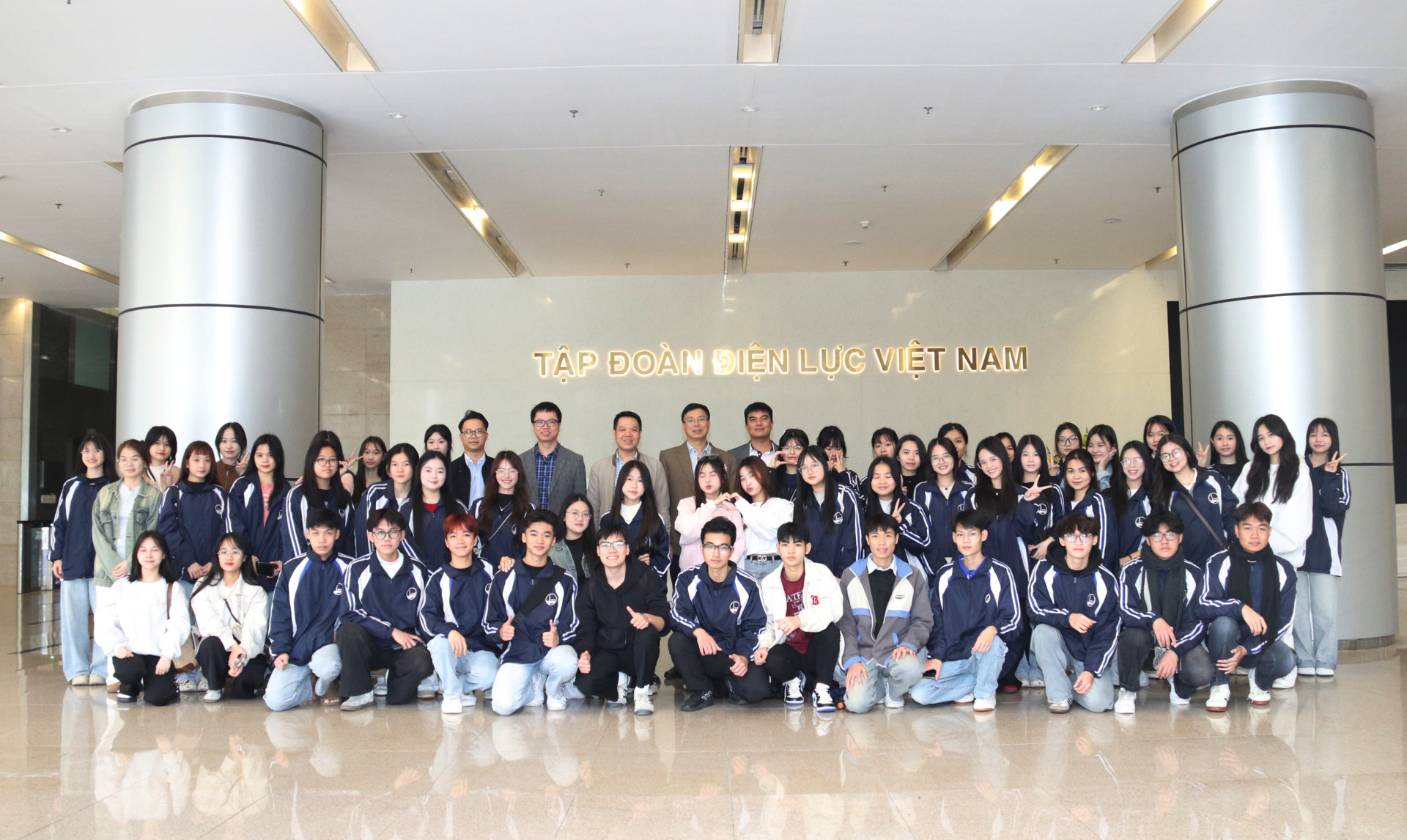Đoàn tham quan lớp K70B Quản trị văn phòng tại Tập đoàn Điện lực Việt Nam
