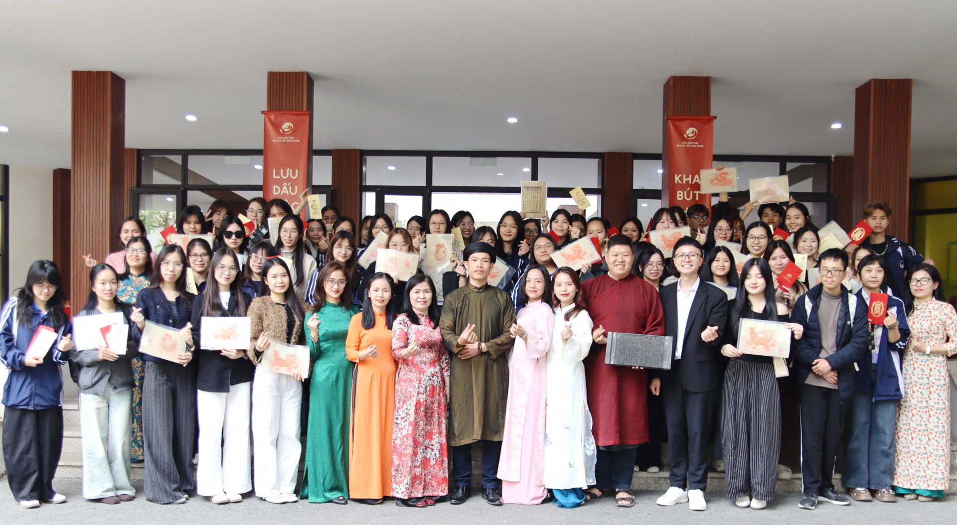 Thầy và trò Khoa Lưu trữ học và Quản trị văn phòng chụp ảnh lưu niệm với Ban tổ chức Triển lãm