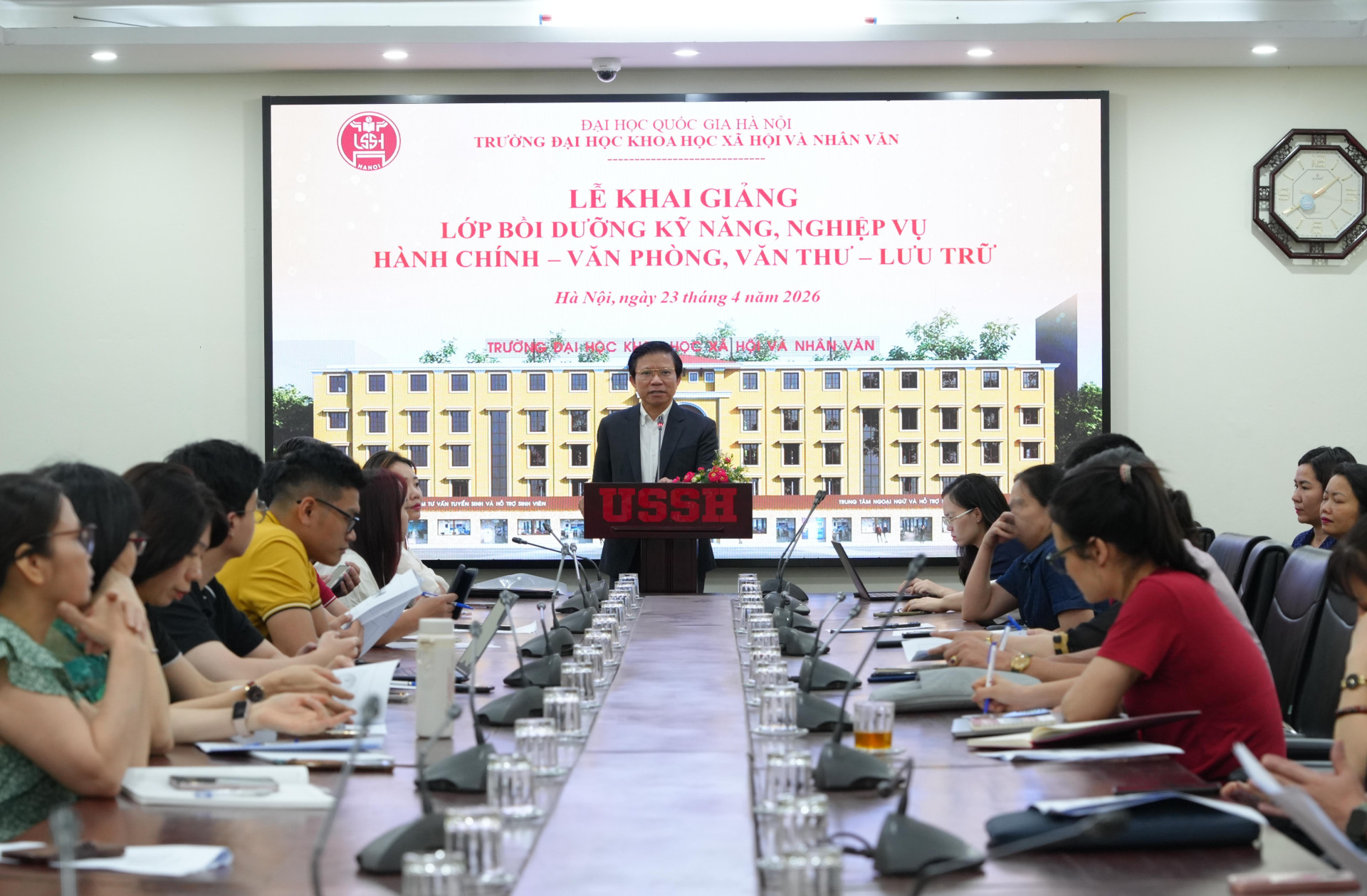 Xây dựng đội ngũ hành chính của USSH chuyên nghiệp, hiệu quả trong bối cảnh hiện đại hoá quản trị đại học