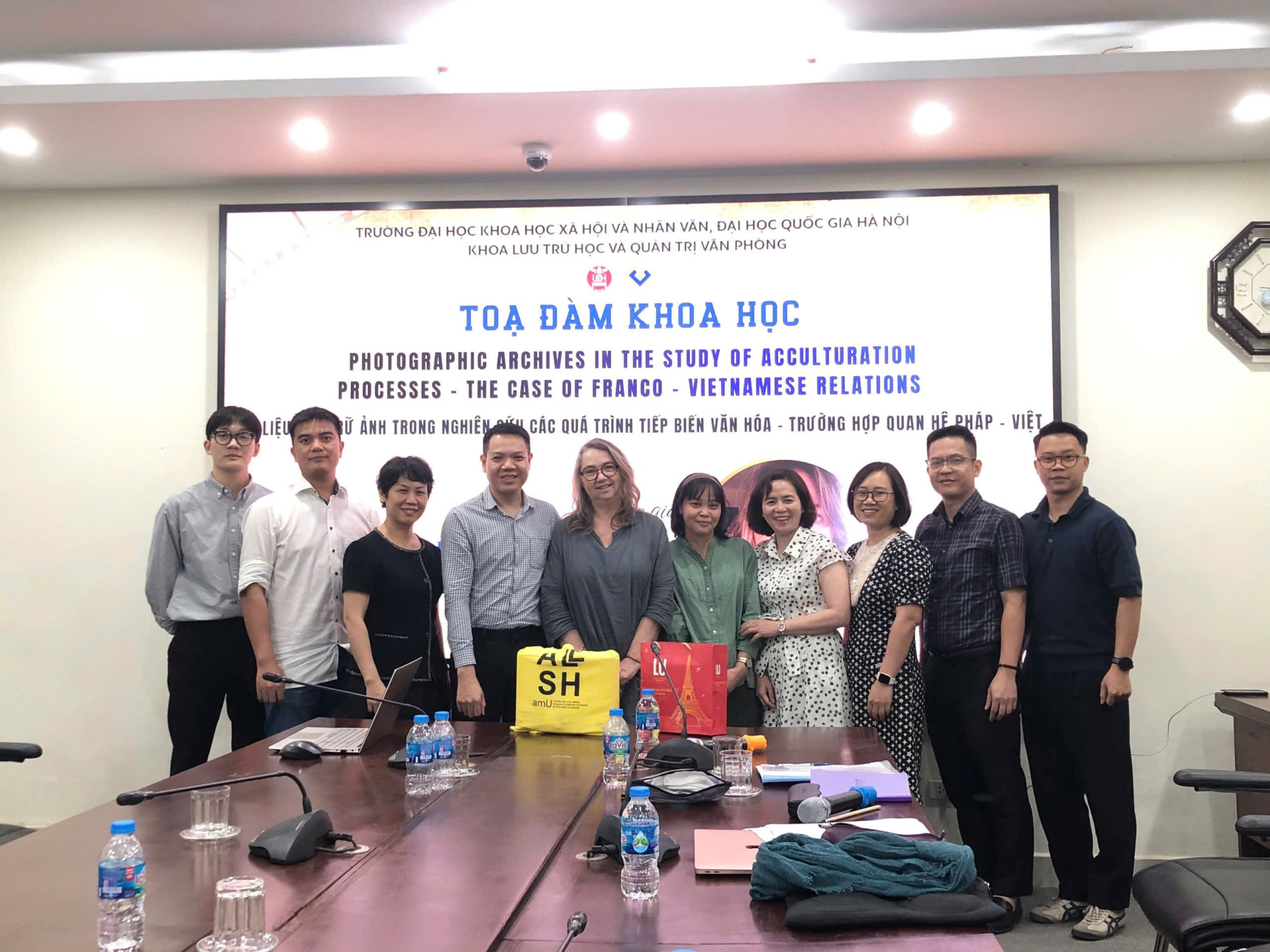 Toạ đàm khoa học: Tiếp cận các quá trình tiếp biến văn hoá qua tài liệu lưu trữ ảnh