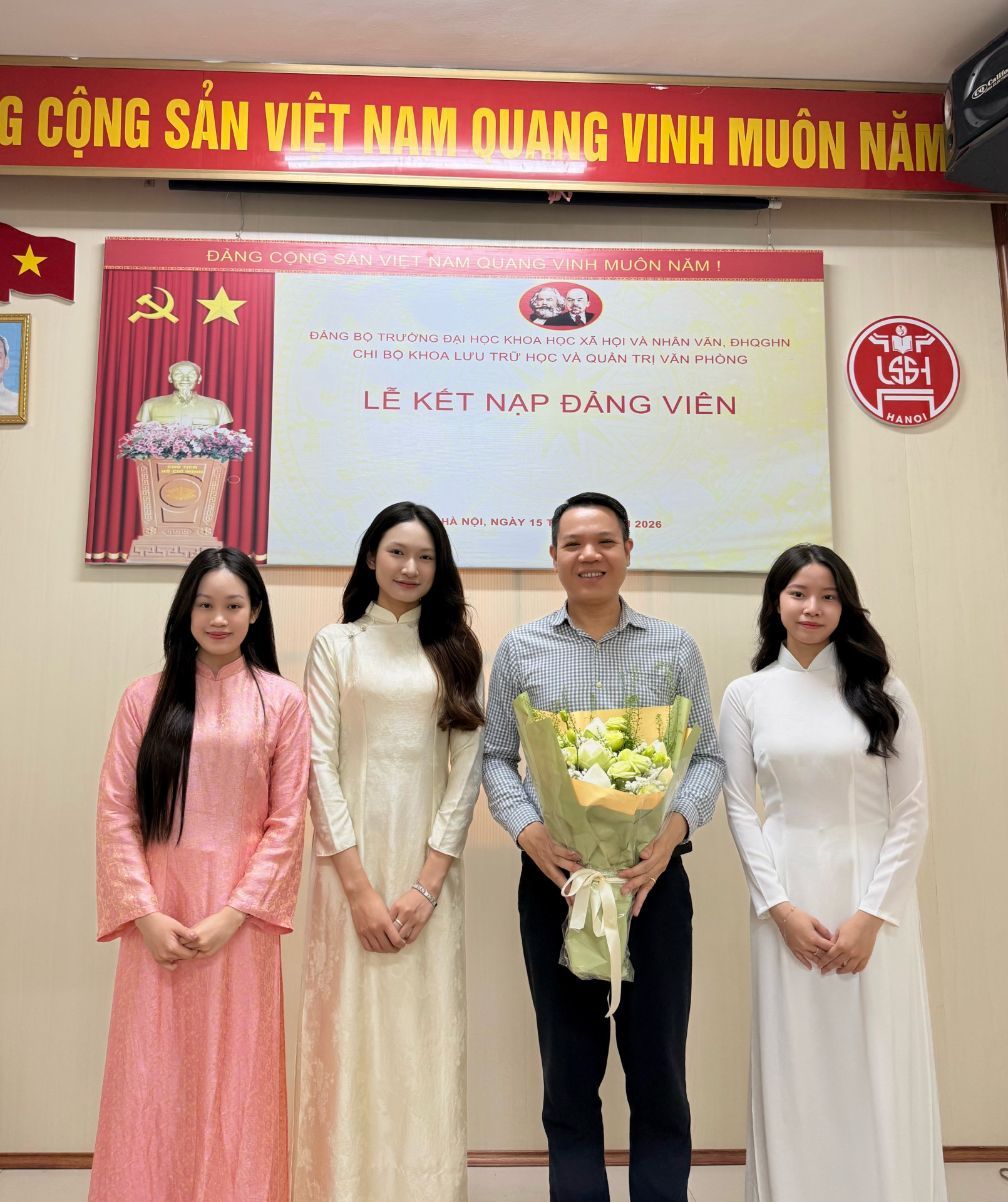 CHI BỘ KHOA LƯU TRỮ HỌC VÀ QUẢN TRỊ VĂN PHÒNG TỔ CHỨC LỄ KẾT NẠP ĐẢNG VIÊN MỚI CHO 03 SINH VIÊN ƯU TÚ