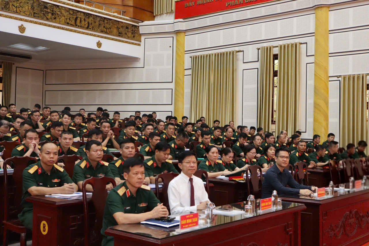 Các đại biểu tham dự lễ khai mạc lớp bồi dưỡng