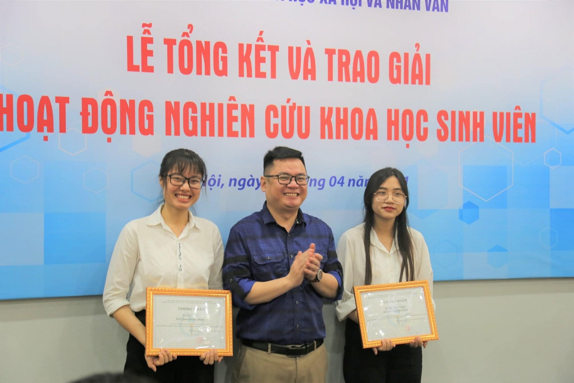 Từ Minh Nguyệt (phải) và Lê Thị Tuyết (trái) nhận giải thưởng cho giải pháp xuất sắc