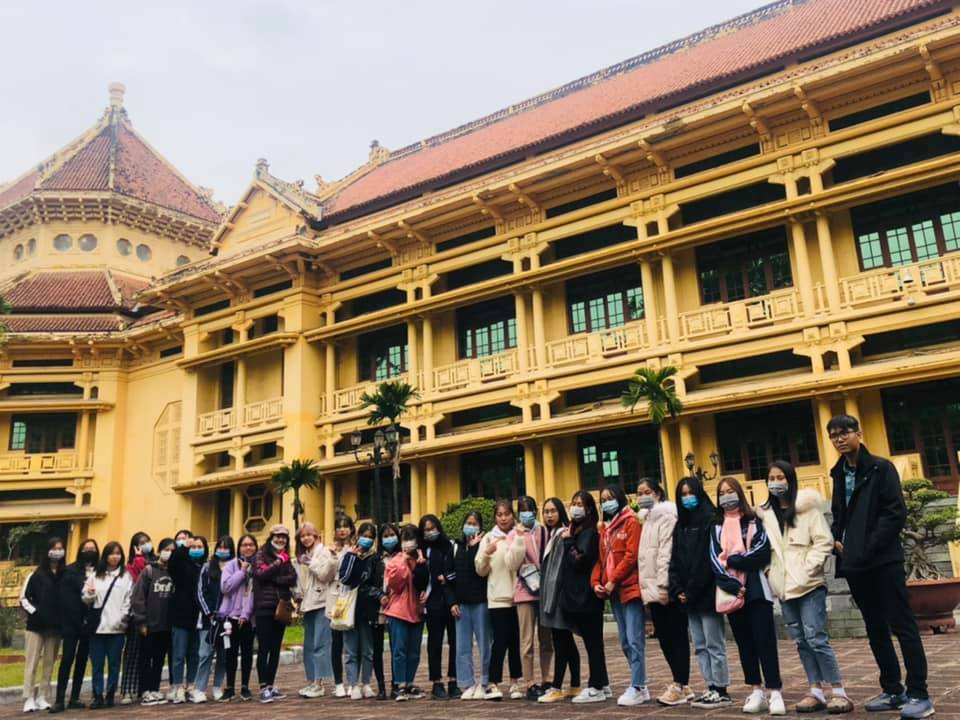 Sinh viên năm thứ nhất ngành Quản trị văn phòng tại Bảo tàng lịch sử Quốc gia Việt Nam