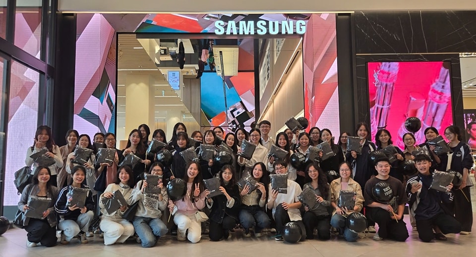 Sinh viên Khoa Lưu trữ học và Quản trị văn phòng tham gia Tour Bát Phố Samsung tại Flagship Store Samsung Westlake