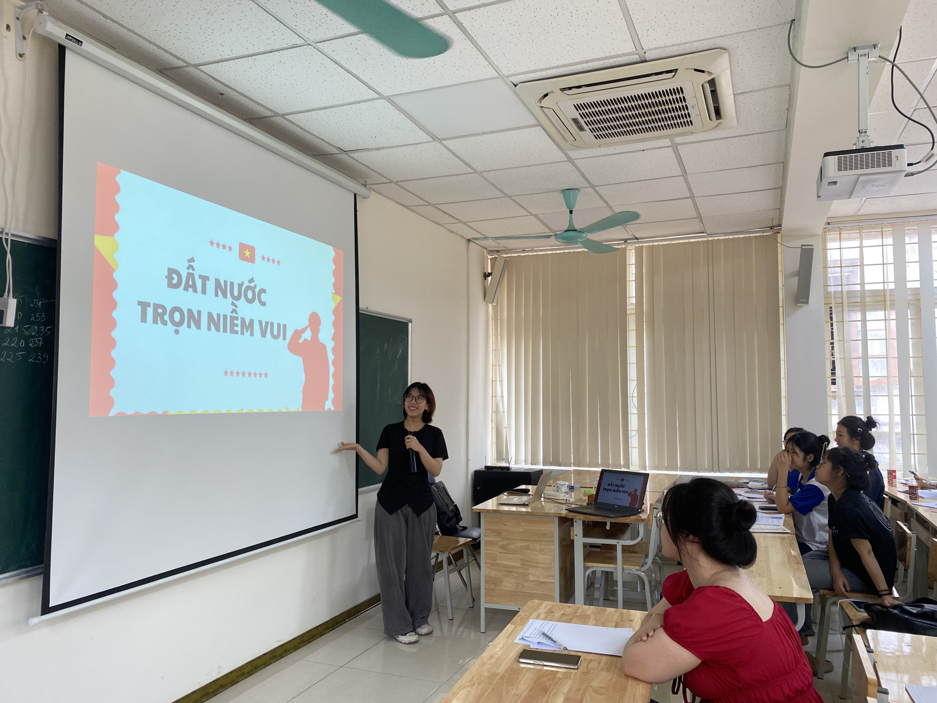 SINH HOẠT CHI ĐOÀN THÁNG 4: ĐẤT NƯỚC TRỌN NIỀM VUI - TUỔI TRẺ K68 LƯU TRỮ HỌC HƯỚNG TỚI DANH HIỆU "SINH VIÊN 5 TỐT"