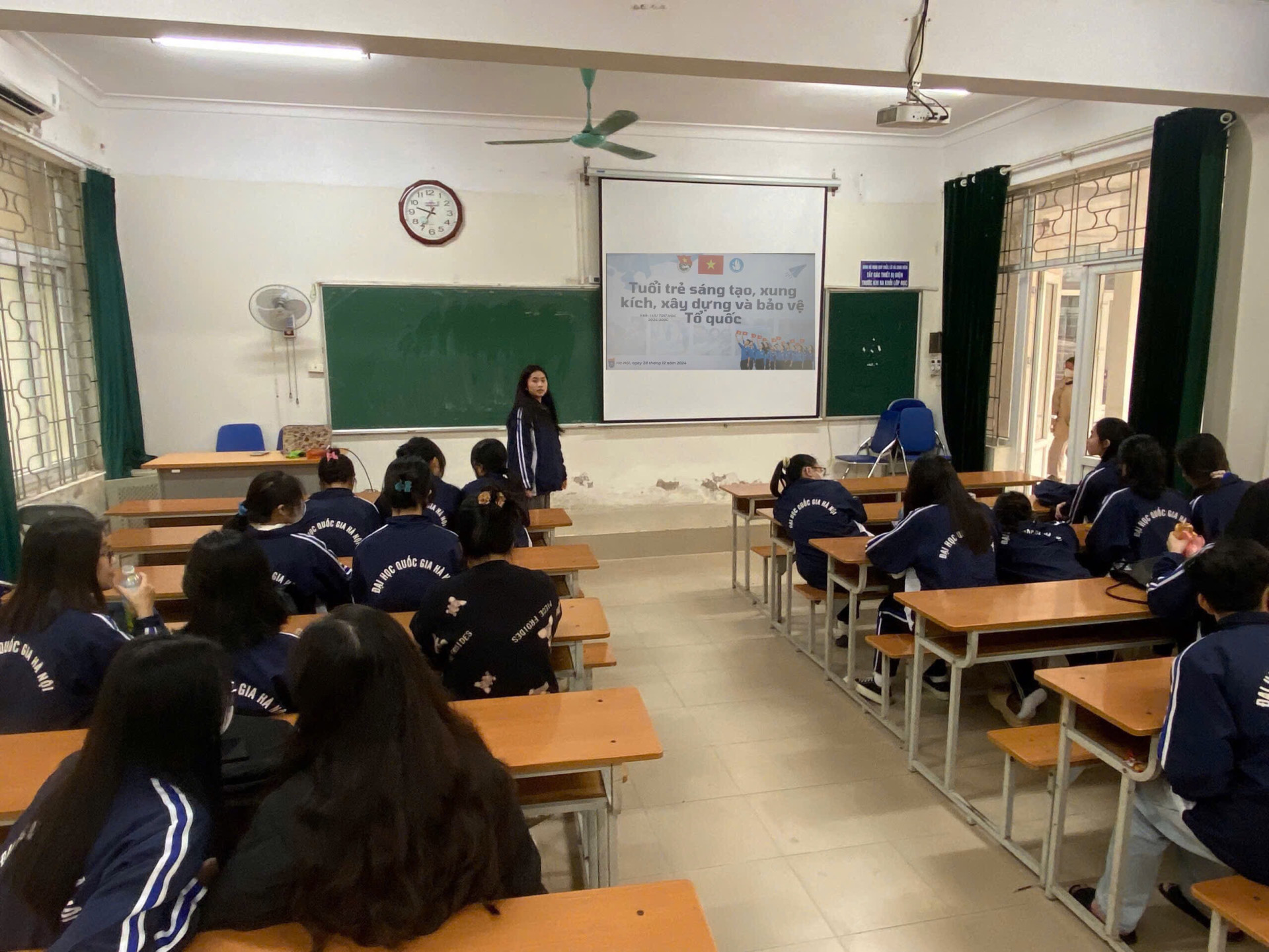 SINH HOẠT CHI ĐOÀN THÁNG 12: TUỔI TRẺ SÁNG TẠO XUNG KÍCH XÂY DỰNG VÀ BẢO VỆ TỔ QUỐC - K69 LƯU TRỮ HỌC