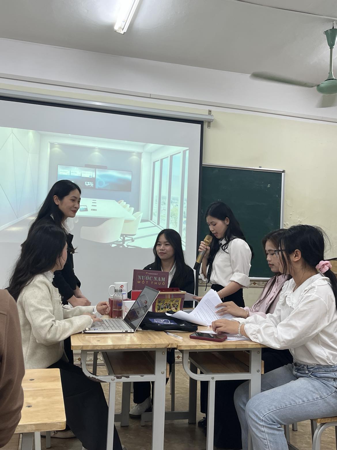 Buổi chia sẻ, gặp gỡ của các bạn sinh viên Khoa Lưu trữ học và Quản trị văn phòng hưởng ứng tháng pháp luật 09/11