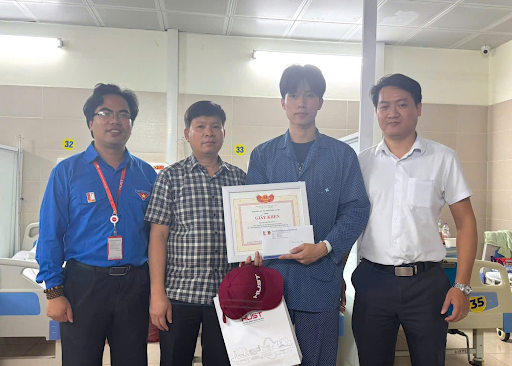 Nguyễn Lê Tú nhận giấy khen tuyên dương